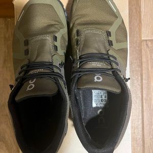 Green Woman’s In Cloud sneakers with new laces in box